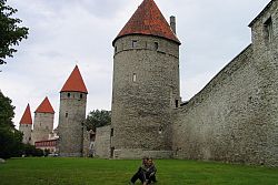 Mury obronne - zachowane w doskonałym stanie. Oplatają miasto dwoma kręgami. Talin